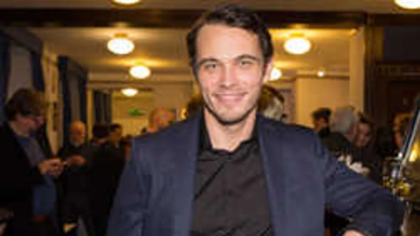 Lebuktak a premieren: ezt a csinos nőt szereti az Aranyélet sztárja