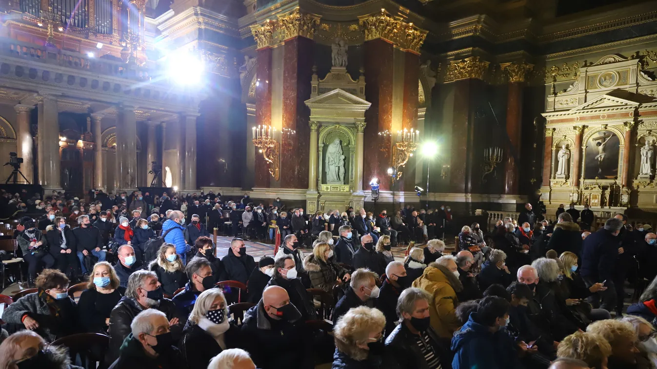 Hatalmas tömeg gyűlt össze a Bazilikánál: megkezdődött Kóbor János búcsúztatója – Fotók