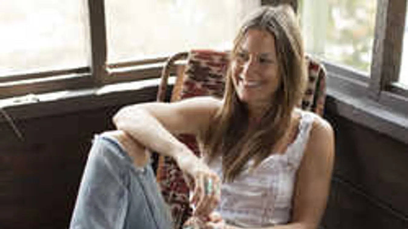 Nudista világutazó lány hergeli képeivel az izgalmakra éhes férfiakat