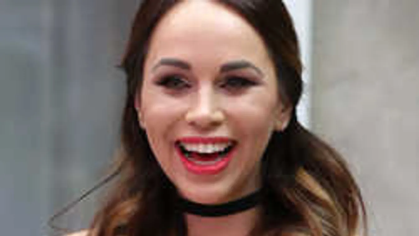 Forró csókcsata közben fotózták le a magyar sztárt!