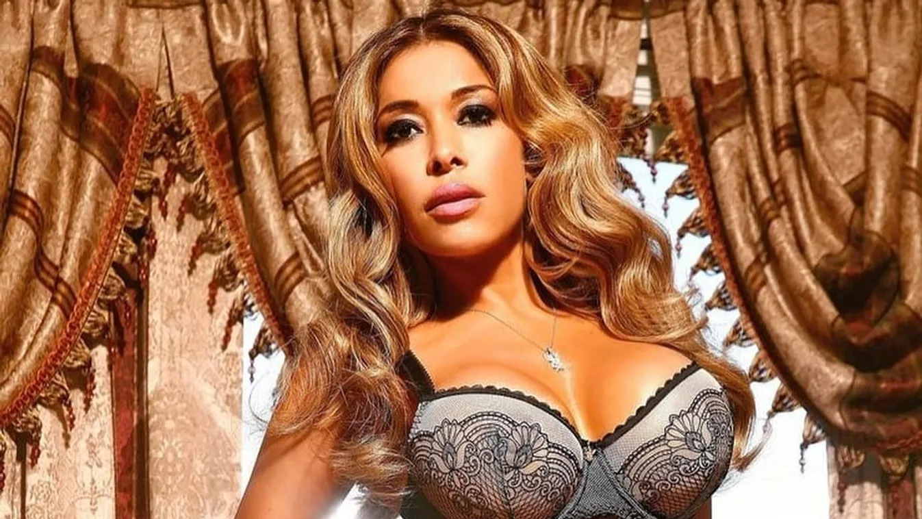 Belepirulsz, felfedte hatalmas melleit a népszerű riporternő