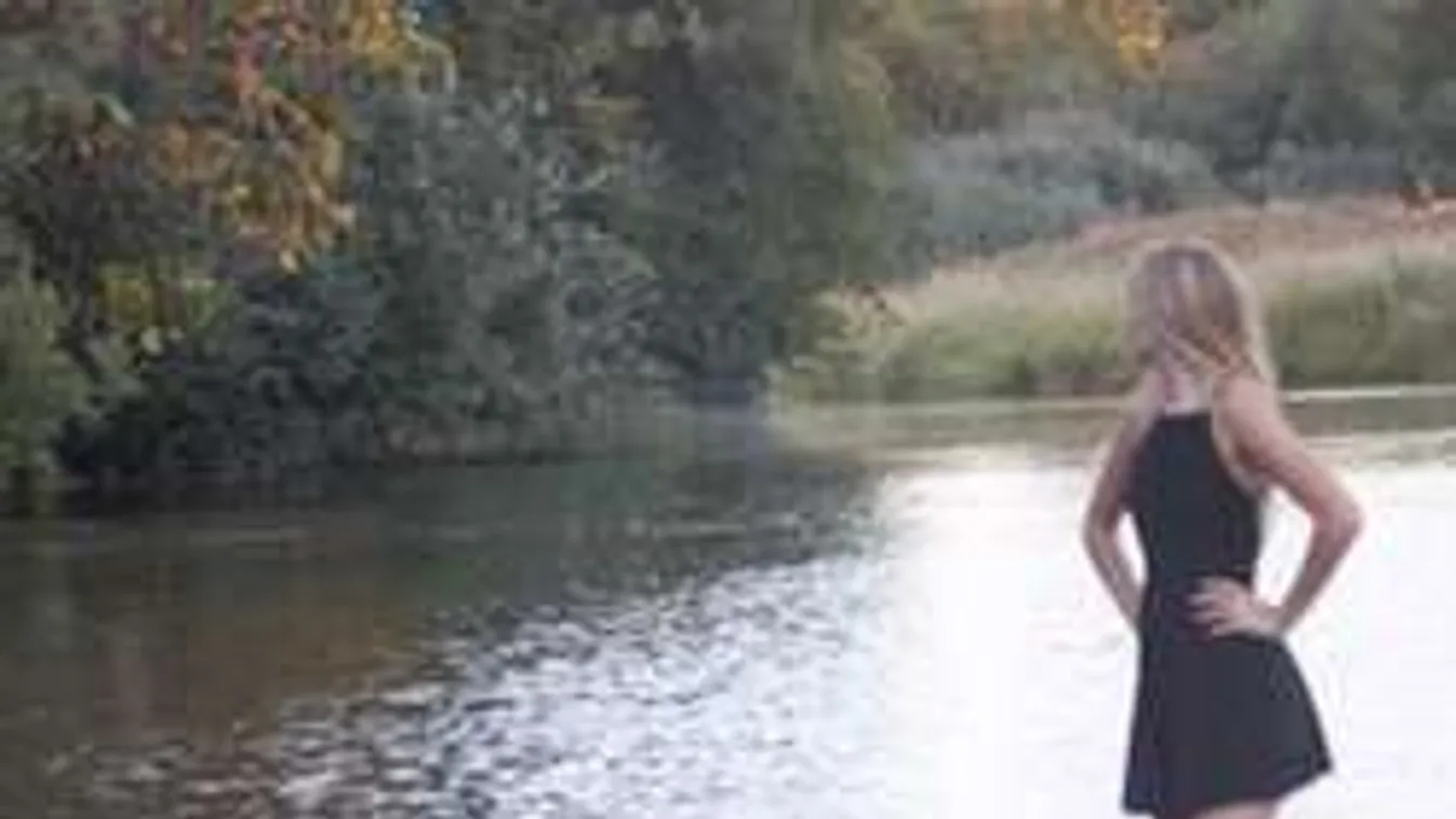 Ruhátlan férfi ugrott elő a folyóból egy lány ballagási fotózásán