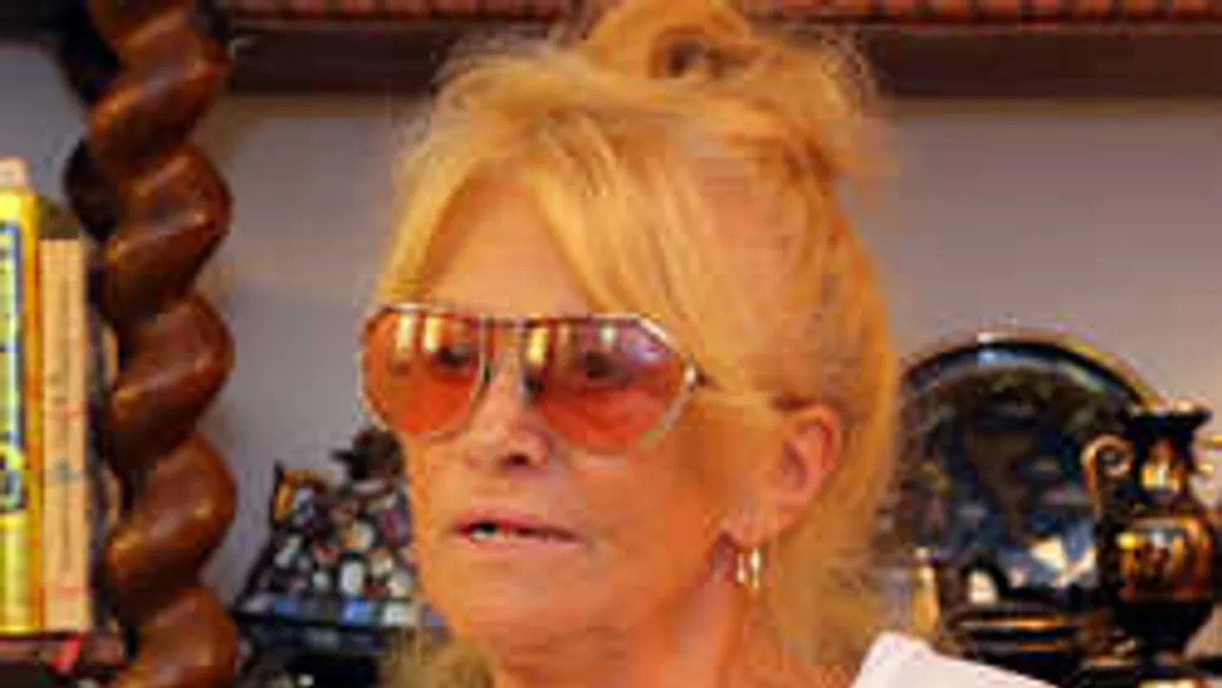 Aradszky otthonában jártunk: Ezt találtuk a zokogó özvegy nyakán!