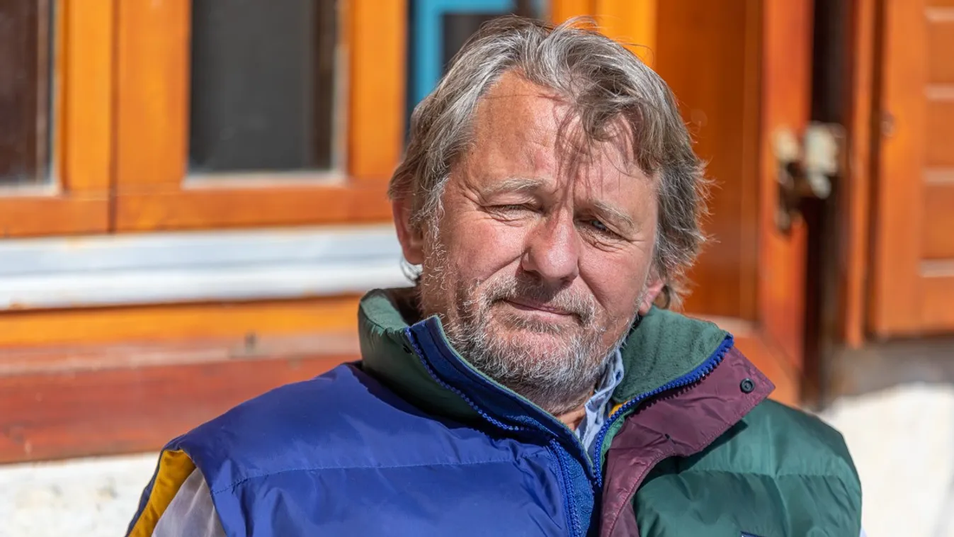 Egy szatyorral a kezében zavarták el otthonról a Kossuth-díjas színészt