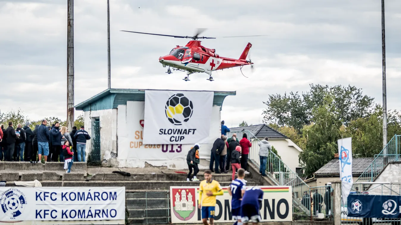 Dráma a stadionban, mentőhelikopter jött a focistáért – Fotó