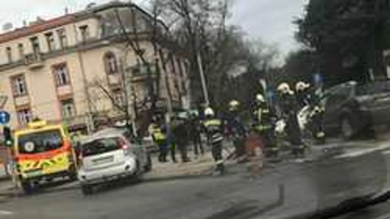 Hatalmas csattanás történt a János Kórháznál, alakul a dugó