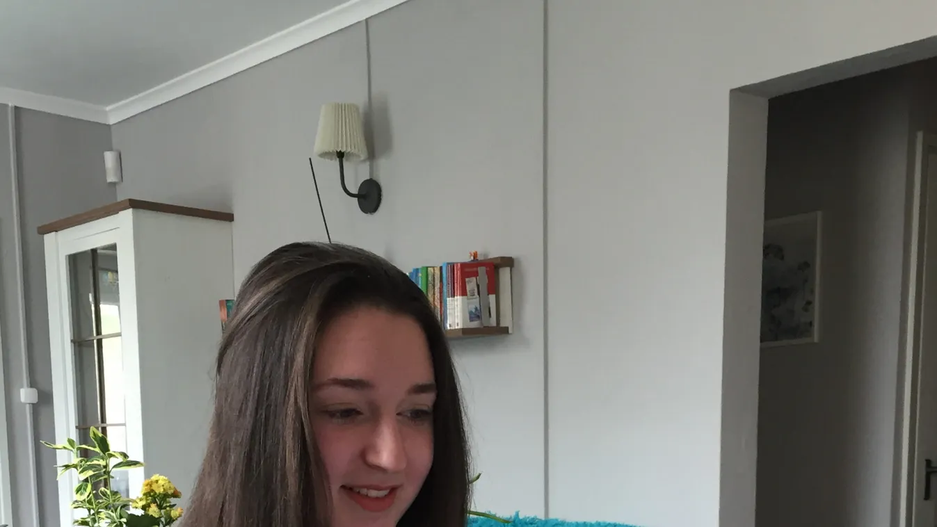 Monitor előtt ülve ballagnak a diákok