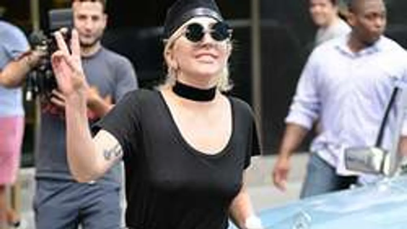 Mellbimbója majdnem kiböki a híres énekesnő pólóját