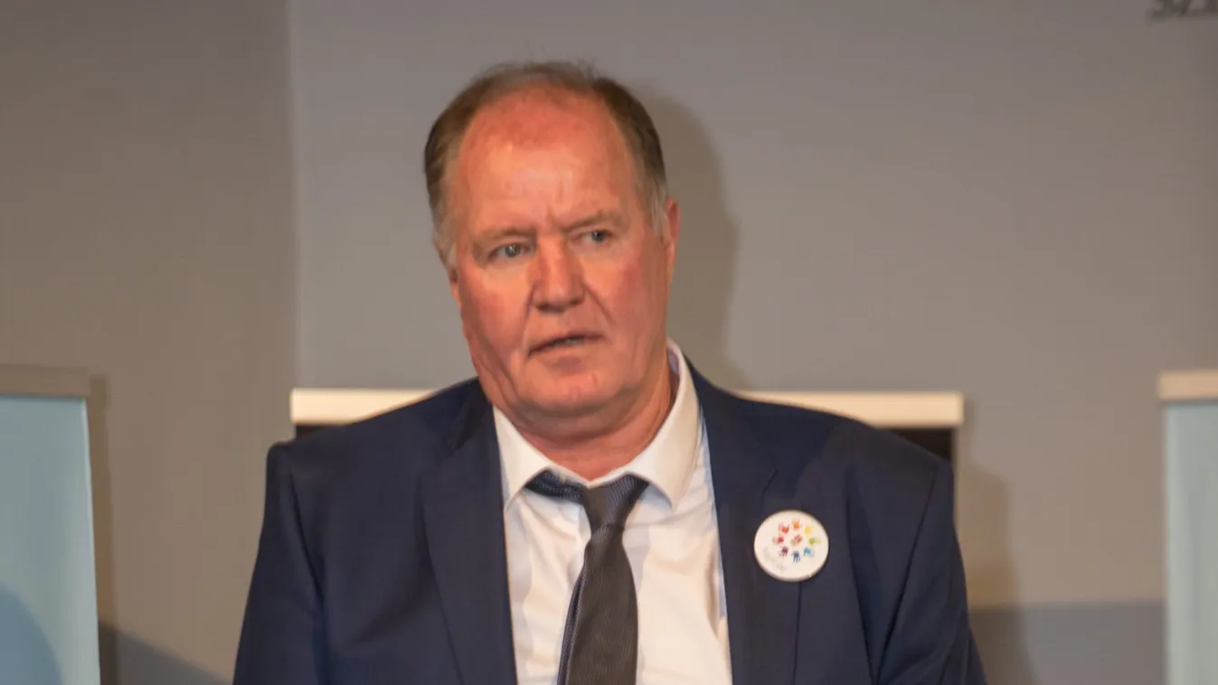 Kemény Dénes elárulta, hogyan segíti a fiát