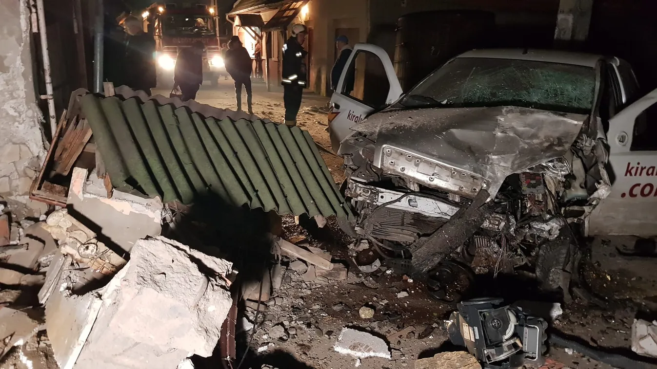 Tragédia történt az éjjel Egerben: egy fiatal elkötötte a pizzafutár kocsiját, majd egy ház falának hajtott – Fotók