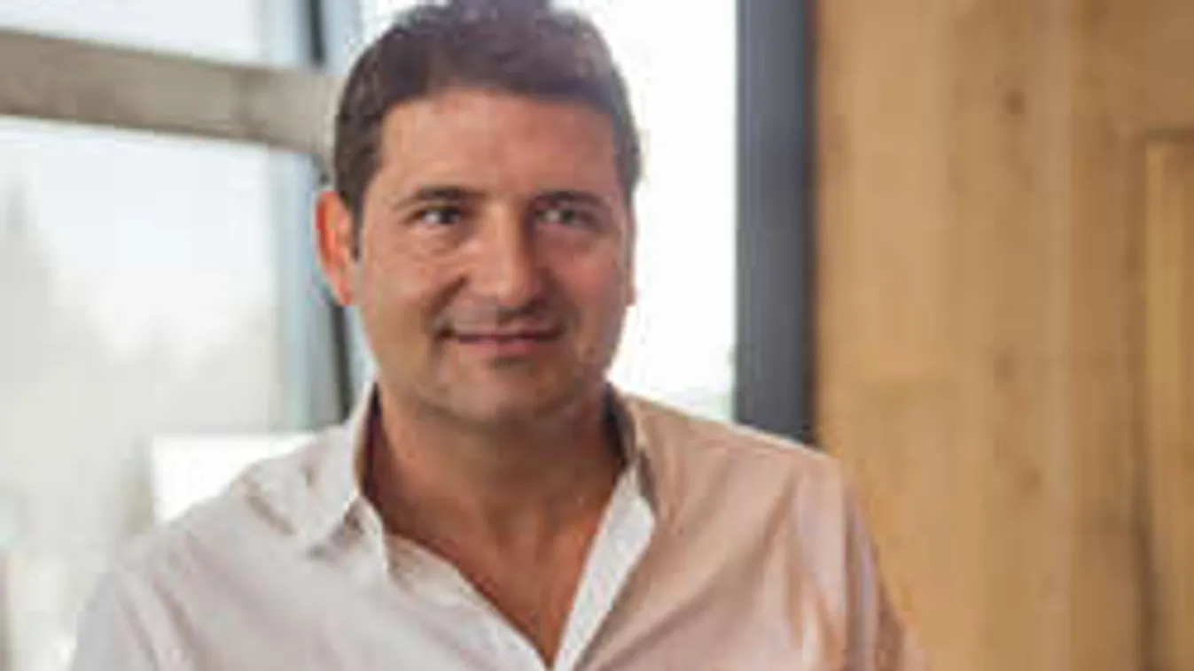 Ezzel a három bombázóval töltötte az estét Hajdú Péter - Fotó!