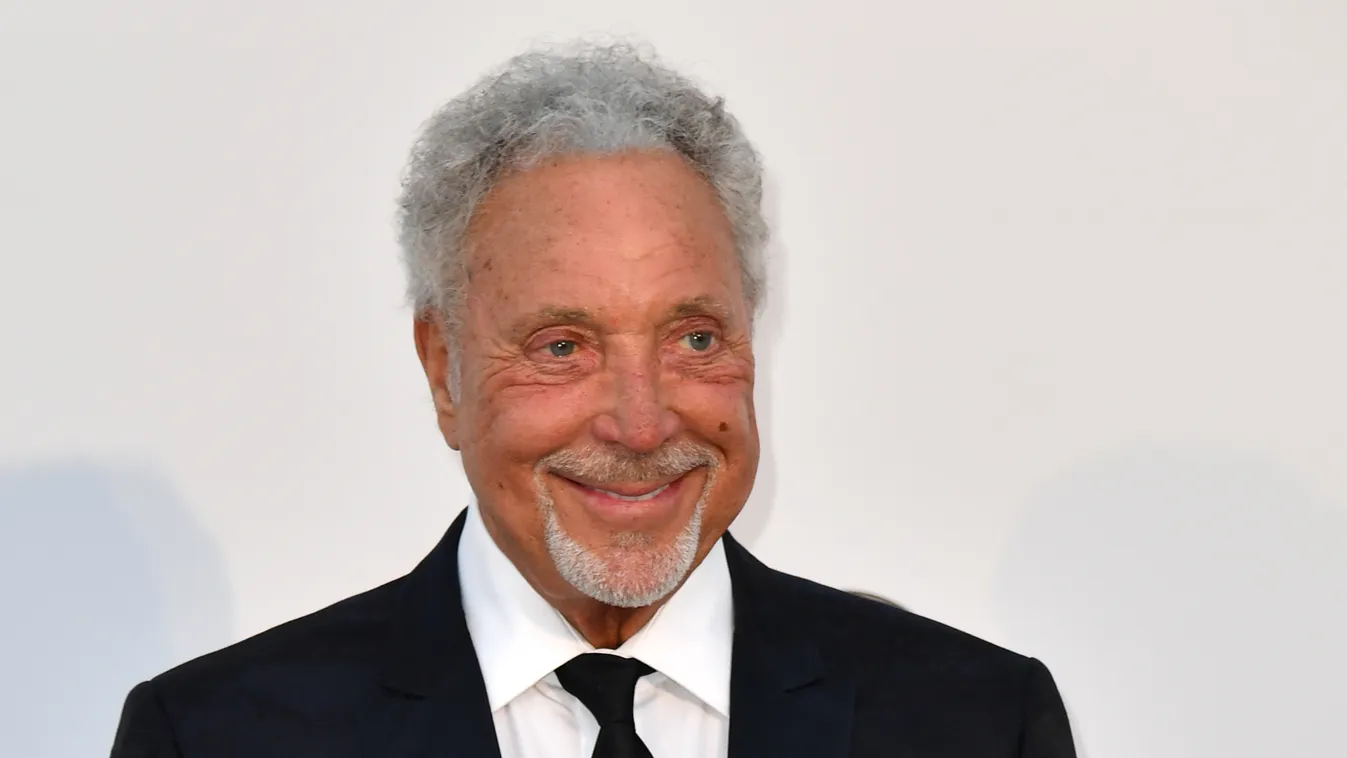 Tom Jones bevallotta: az 50 évvel fiatalabb nőkre bukik