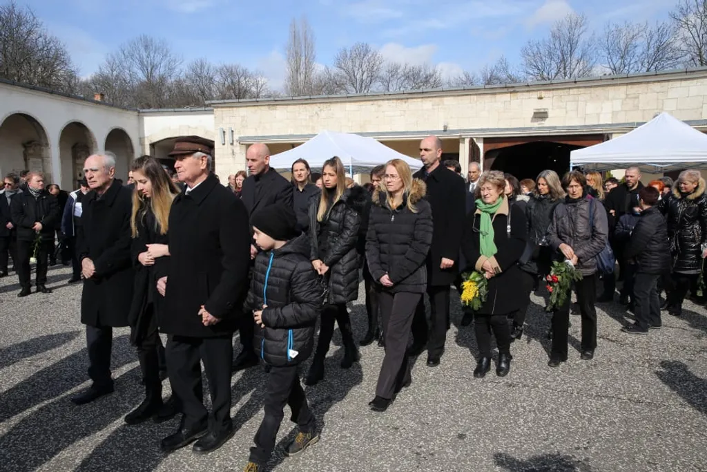 89189769_545933359380435_7003191201172029440_n