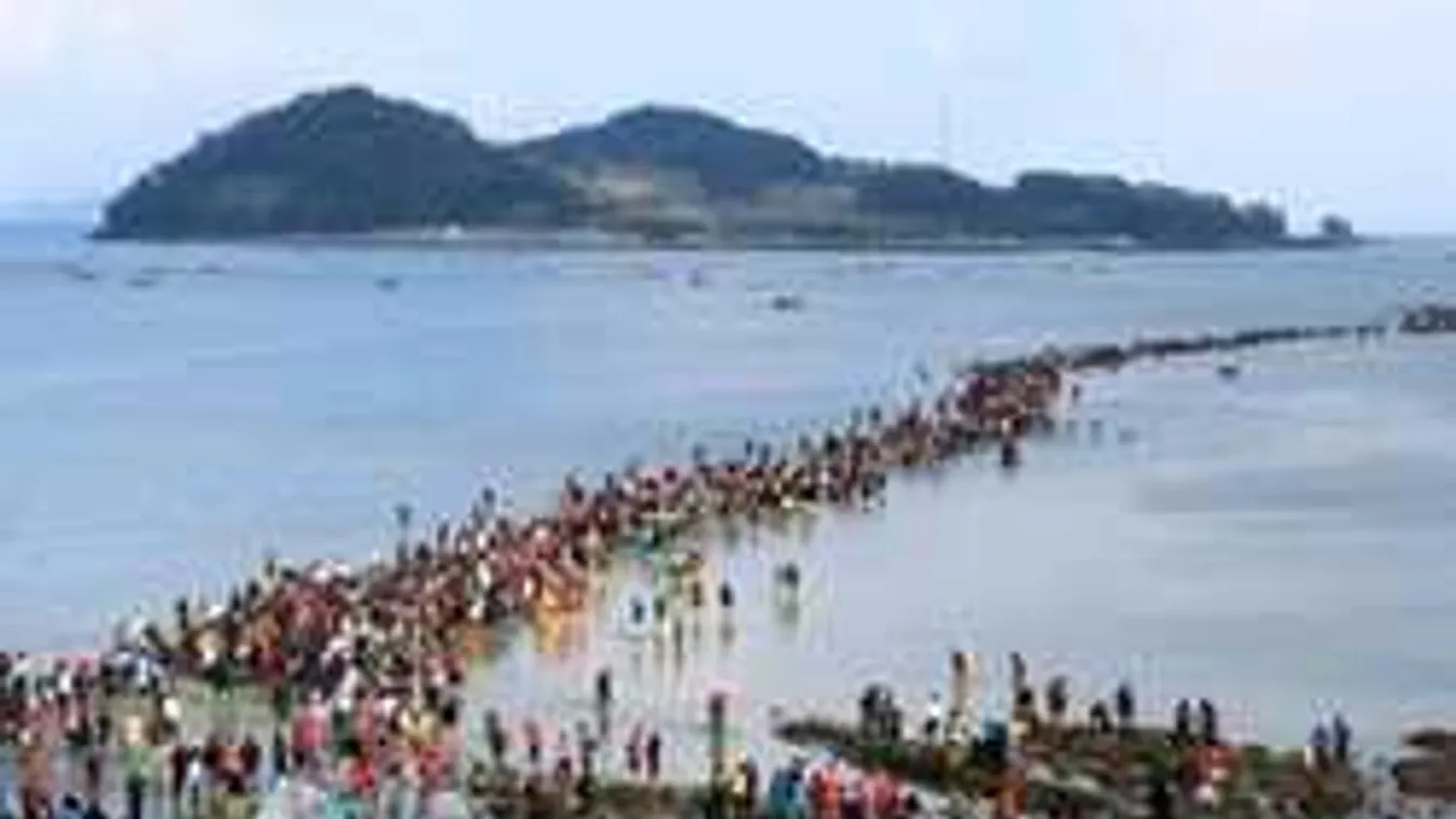 Elképesztő természeti csoda: minden évben kettényílik a Csindo-tenger