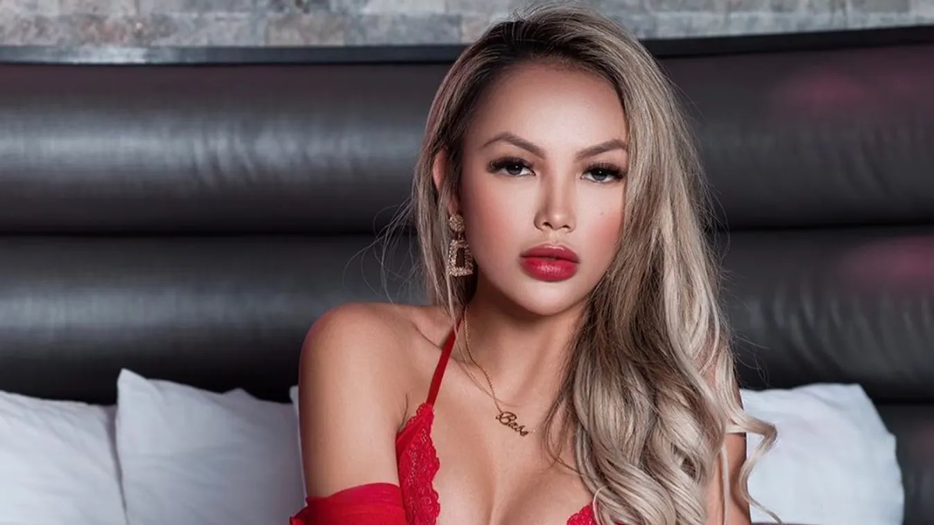 Belepirulsz, meztelenül pózol a nagy mellű nagykövetasszony