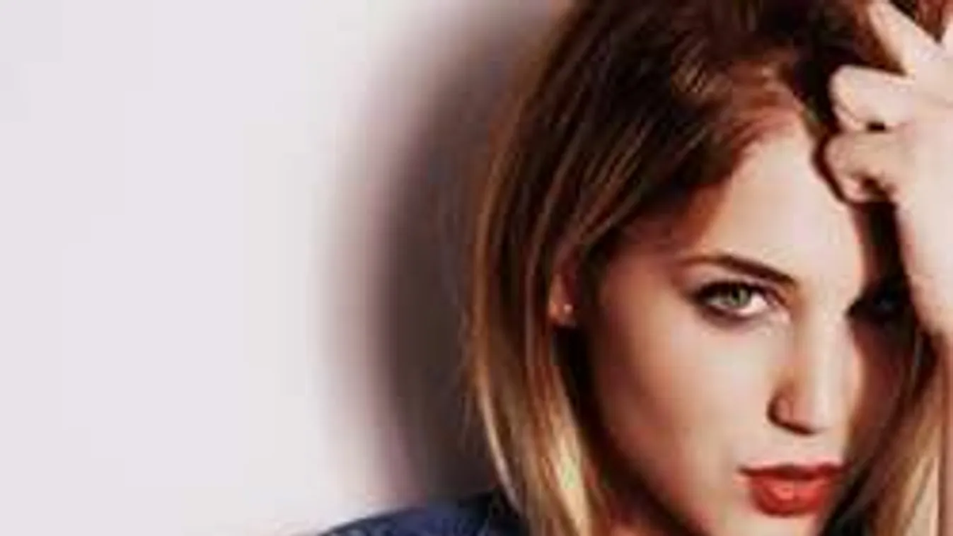 Képtelenek betelni a netezők az RTL bombázójának szexi képével!