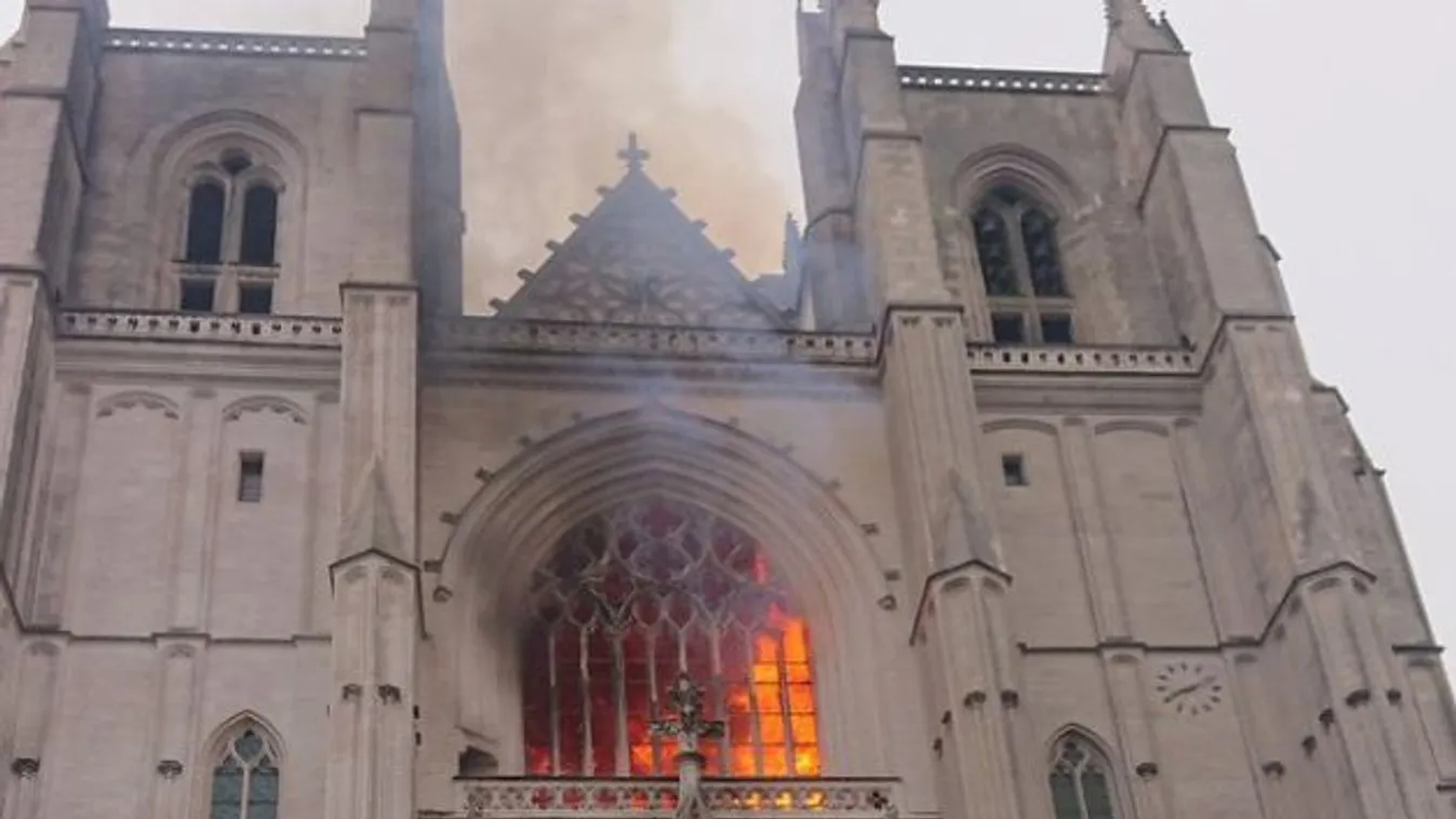 Lángokban áll a nantes-i székesegyház, küzdenek a tűzzel – videó