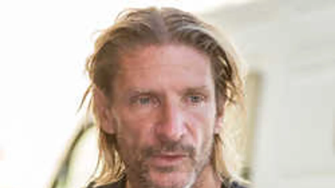 Furcsa pózban fotózták a félmeztelen Pintér Tibort, de ki ez a nő?