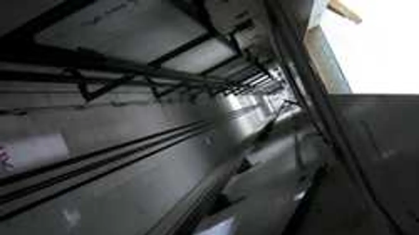 Valóra vált rémálom: emberekkel együtt szakadt le a lift