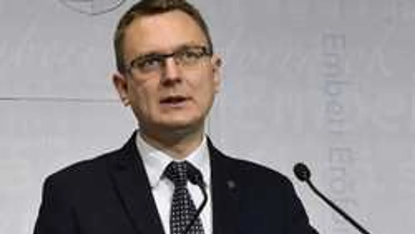 A kommunizmust mentegetők toleránsak a náci eszmékkel