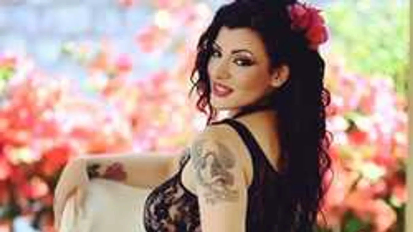 Pornós ajánlat, nagy mellű színésznő segítene a csapaton