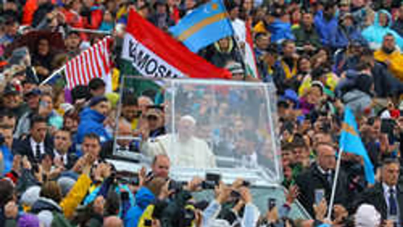 Szívbemarkoló: százezren zengték a magyar himnuszt Csíksomlyón