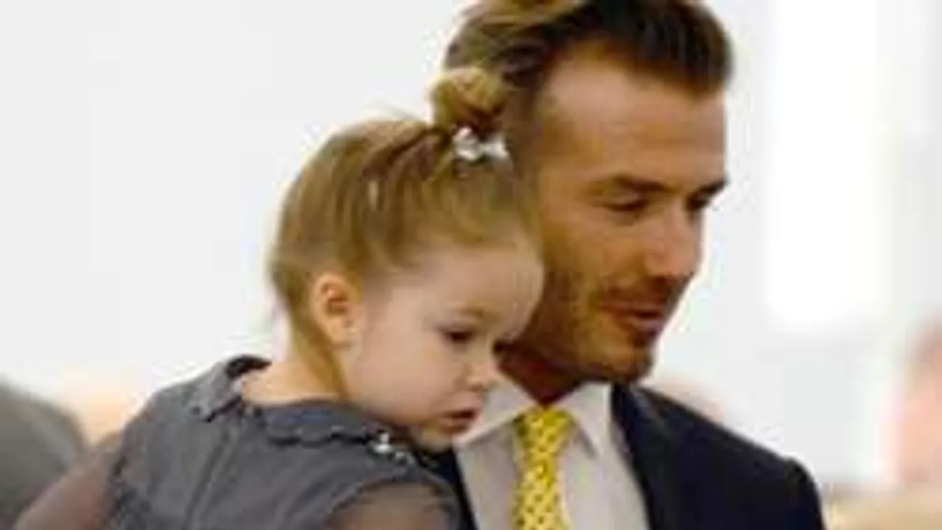 Harper Beckham elhomályosítja a szüleit - Fotó