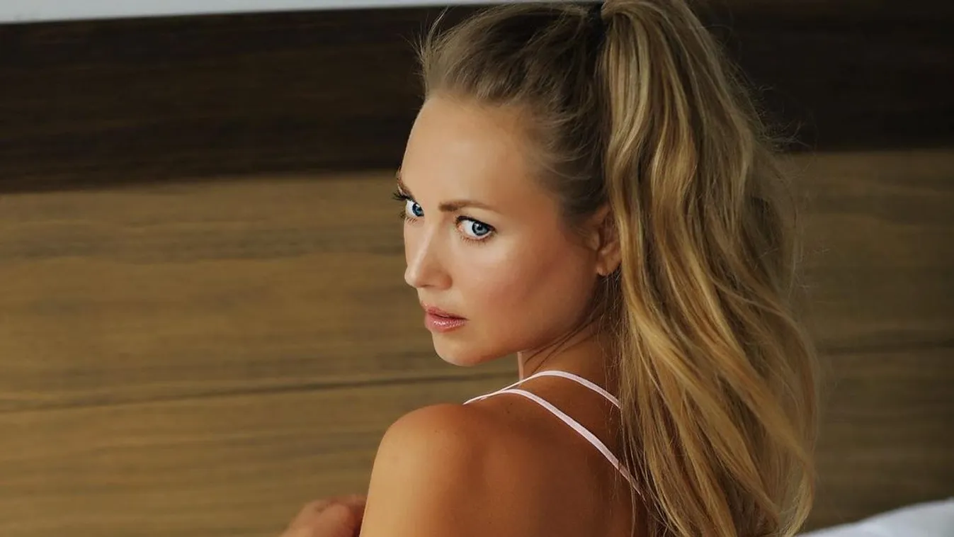 Meztelenül fekszik az ágyban az almamellű focistafeleség