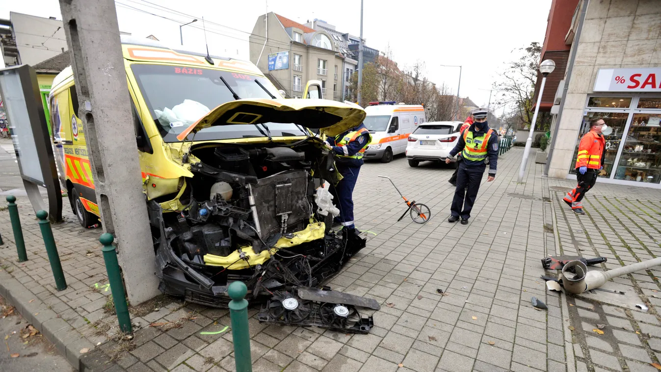Csecsemőhöz siető mentővel ütközött egy autó Budapesten – fotók