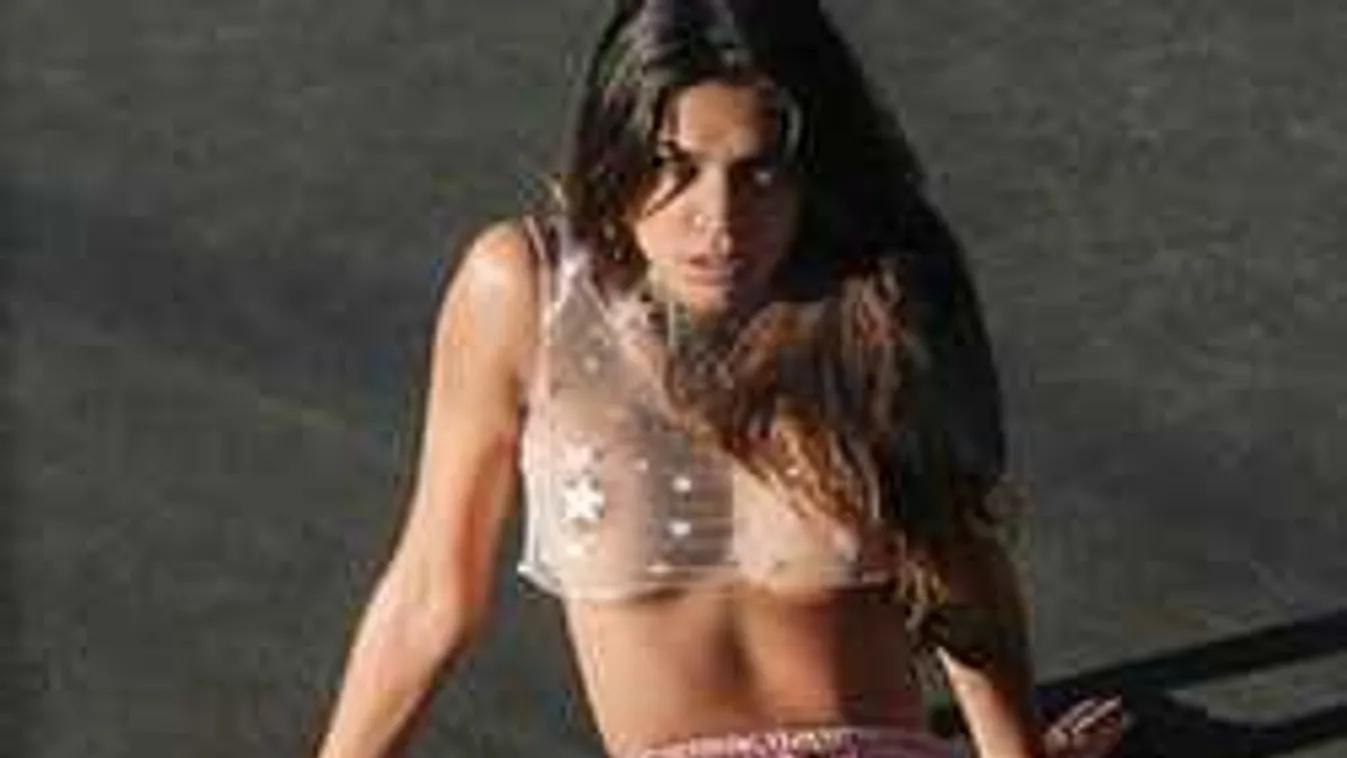 Teljesen meztelenül fotózták le a híres modellt az Eiffel-torony előtt!