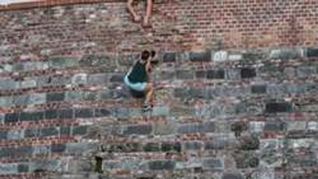 Gerilla sziklamászók támadják a Budai várat!