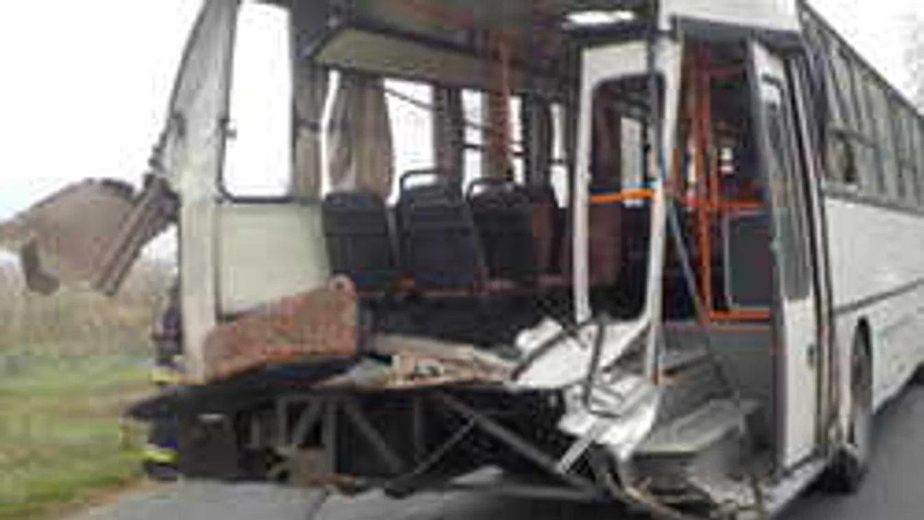 Fotók: ennyi maradt a buszból, amibe belerohant a vonat Kónynál