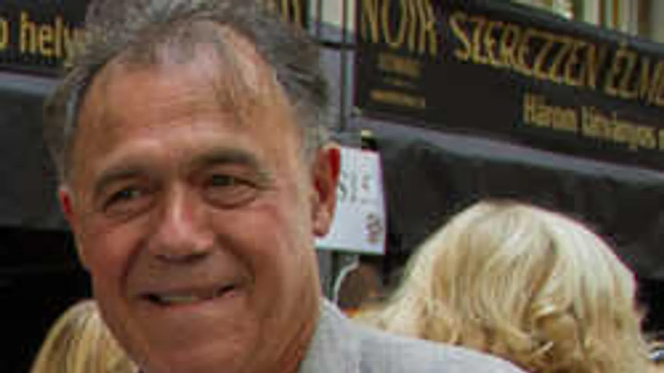 Sosem látott fénykép került elő a népszerű magyar színészről