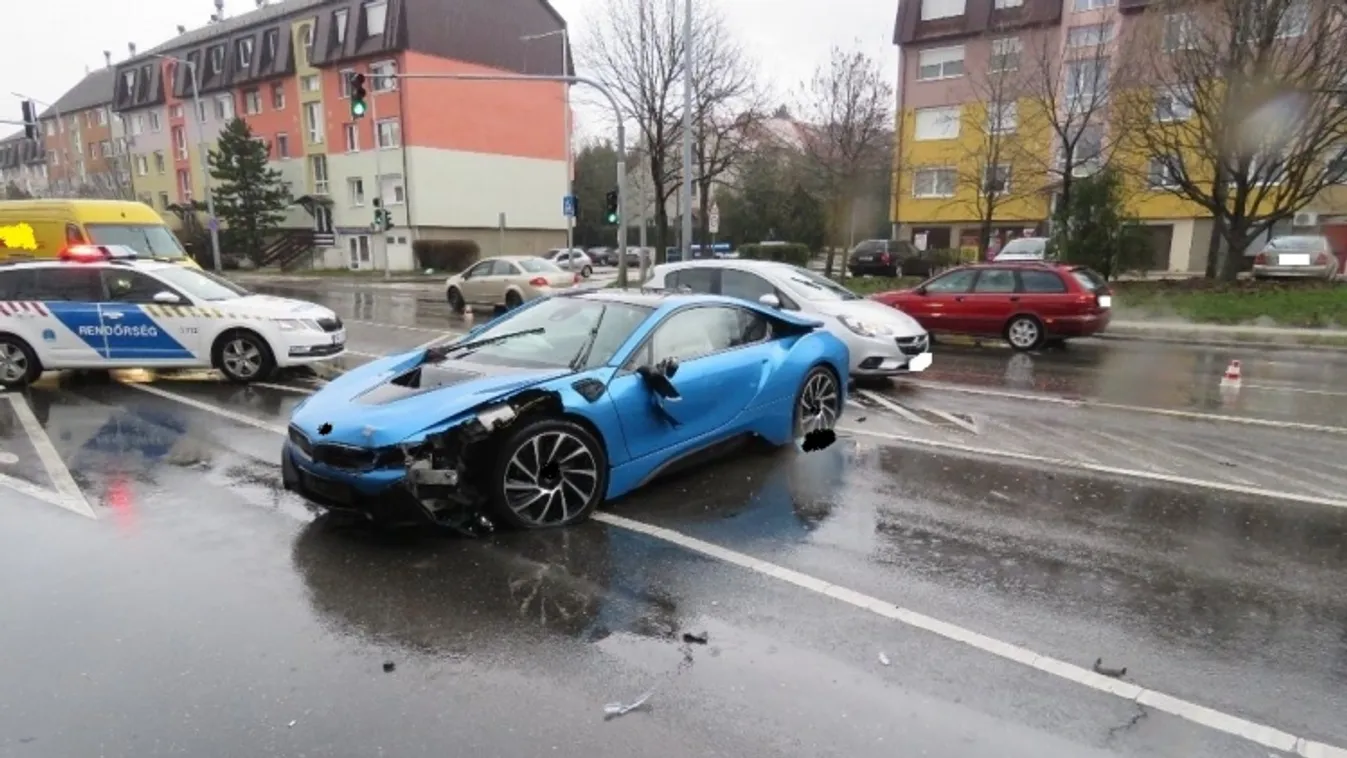 Nézni is rossz: fotókon, ahogy ripityára tört egy méregdrága luxus-sportkocsi Tatán