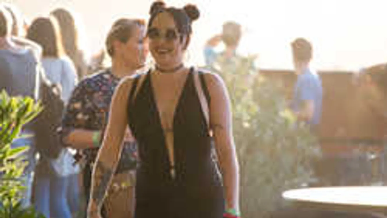 Kínos baki, kivillant Tóth Gabi intim tetoválása