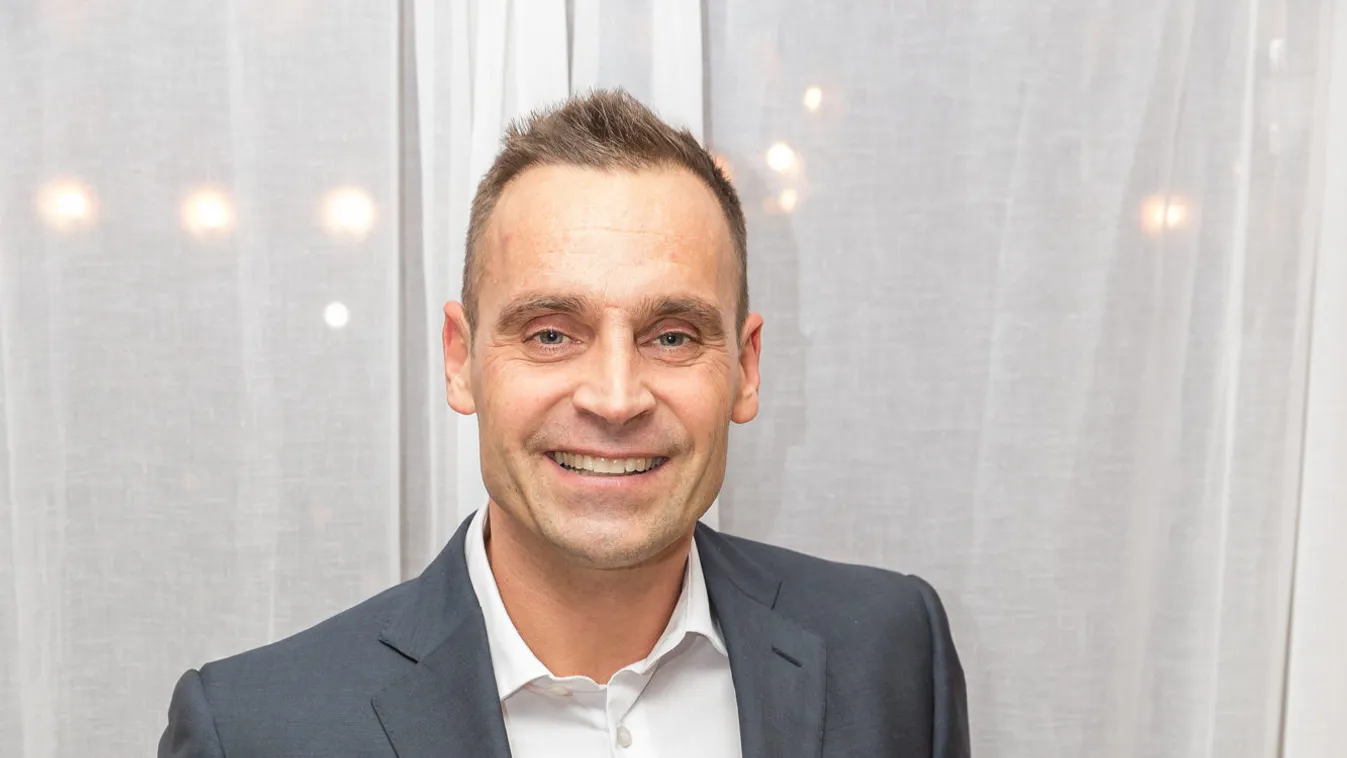 Ez aztán pofátlanság: visszaéltek a magyar sztár nevével és fotóival