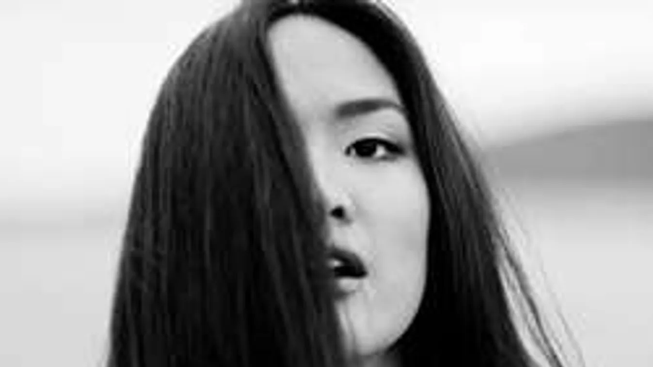 Hien elhagyta az országot