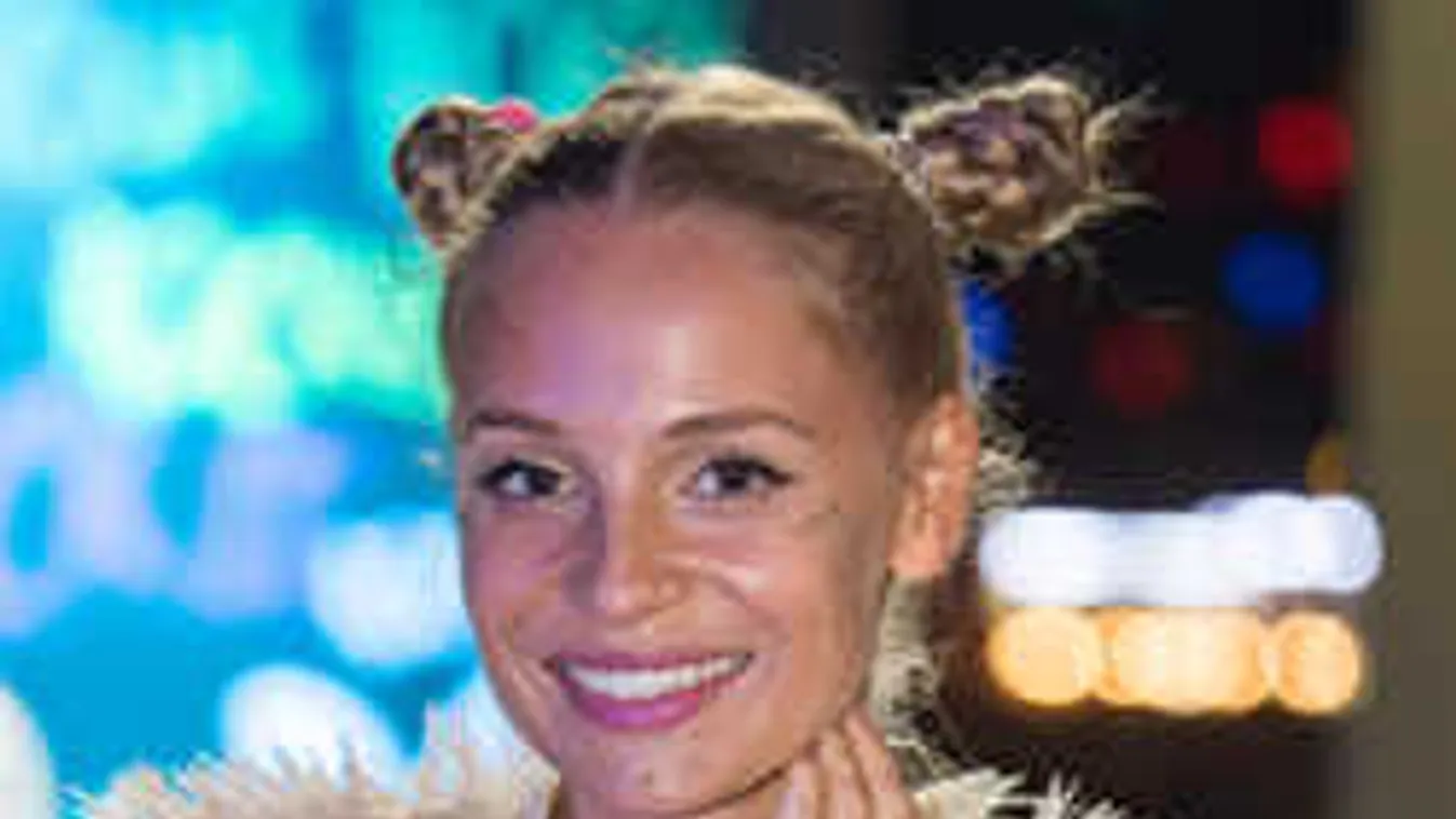 Ledobta a felsőt Iszak Eszter, megmutatta formás melleit