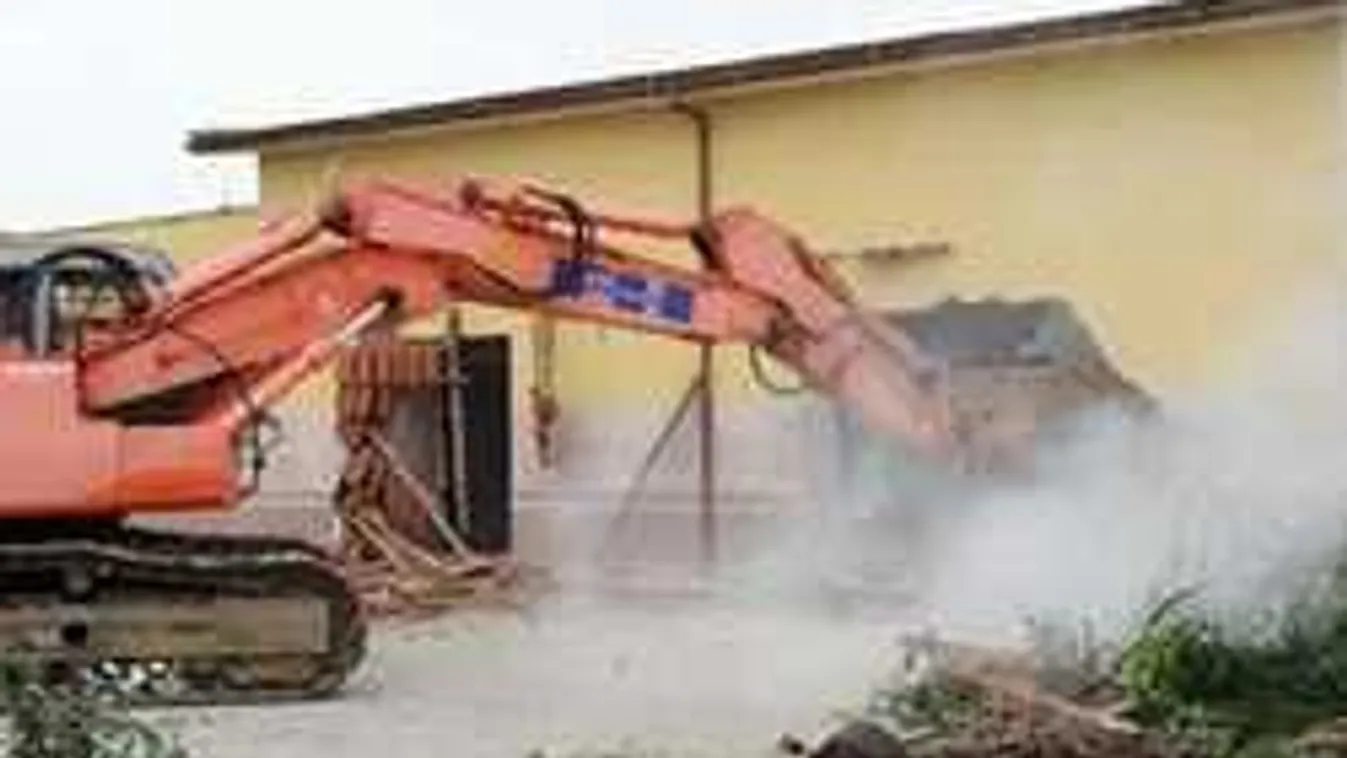 Buldózerrel lakoltatta ki a nem fizető afrikaiakat a 77 éves olasz bácsi