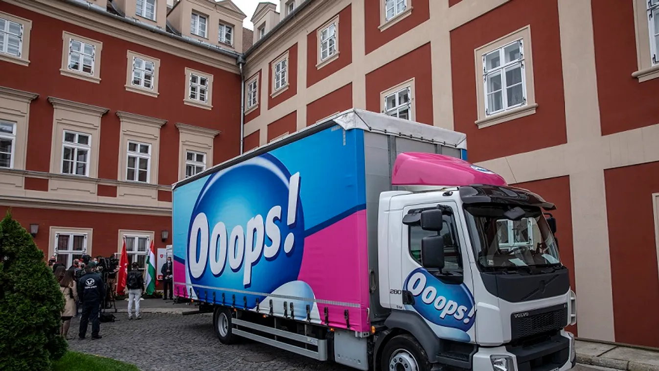 Két kamionnyi adománnyal támogat a Vajda-Papír