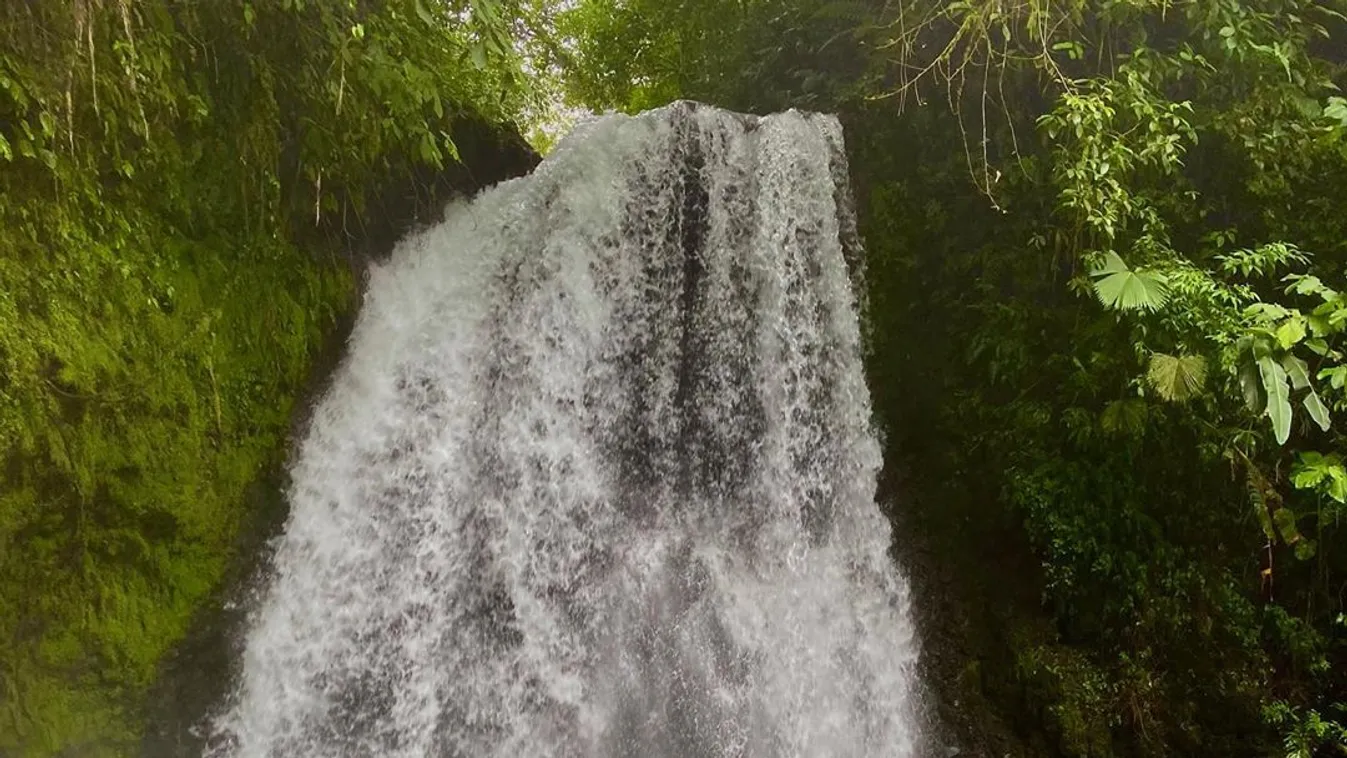 Se bugyi, se más: videón lesheted meg a patakban pucéran fürdő bombázót