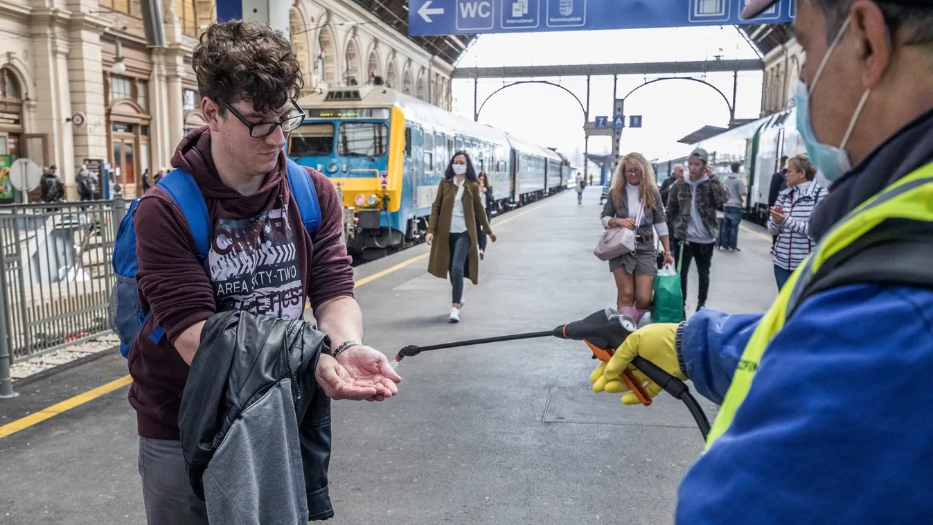 Fertőtlenítővel várják a pályaudvaron az utasokat – videó