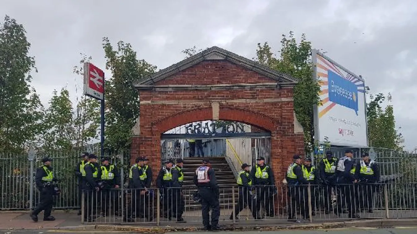 Megütött egy rendőrlovat, nagyon pórul járt a részeg drukker