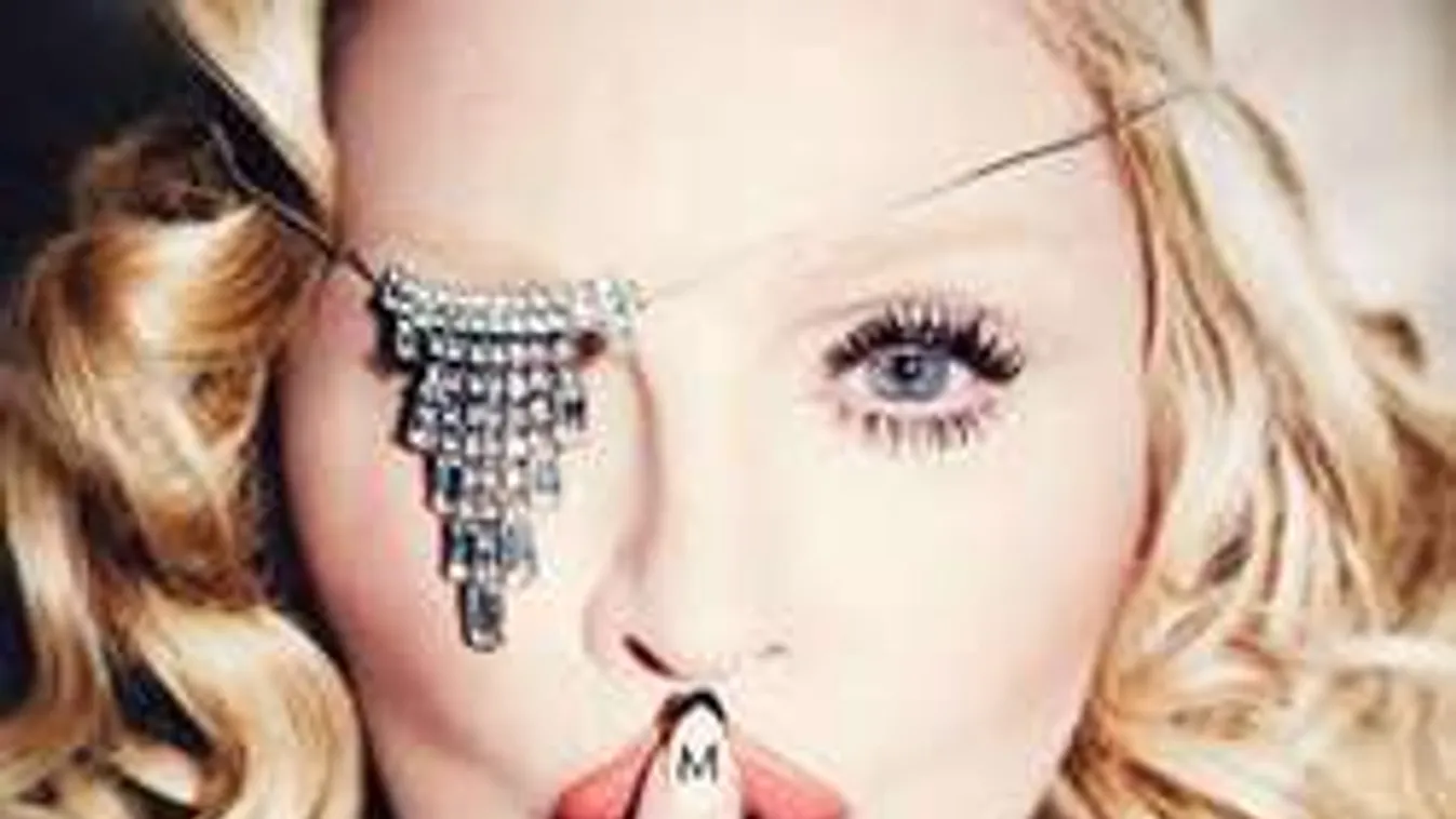 Biciklizés közben villantott tangás feneket Madonna!