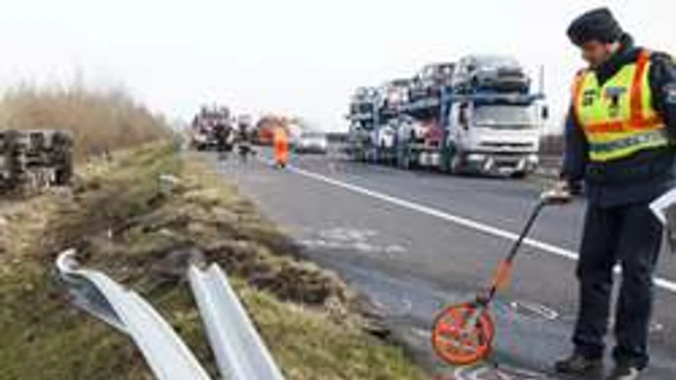 Durva fotók az M7-es autópályán árokba borult kamionról!