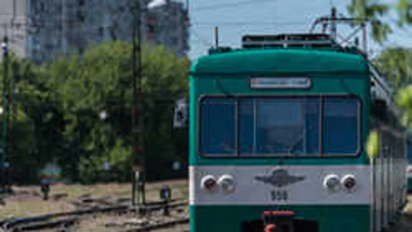 Mobilozás miatt sétált a HÉV elé a 15 éves tinilány, sokkoló részletek