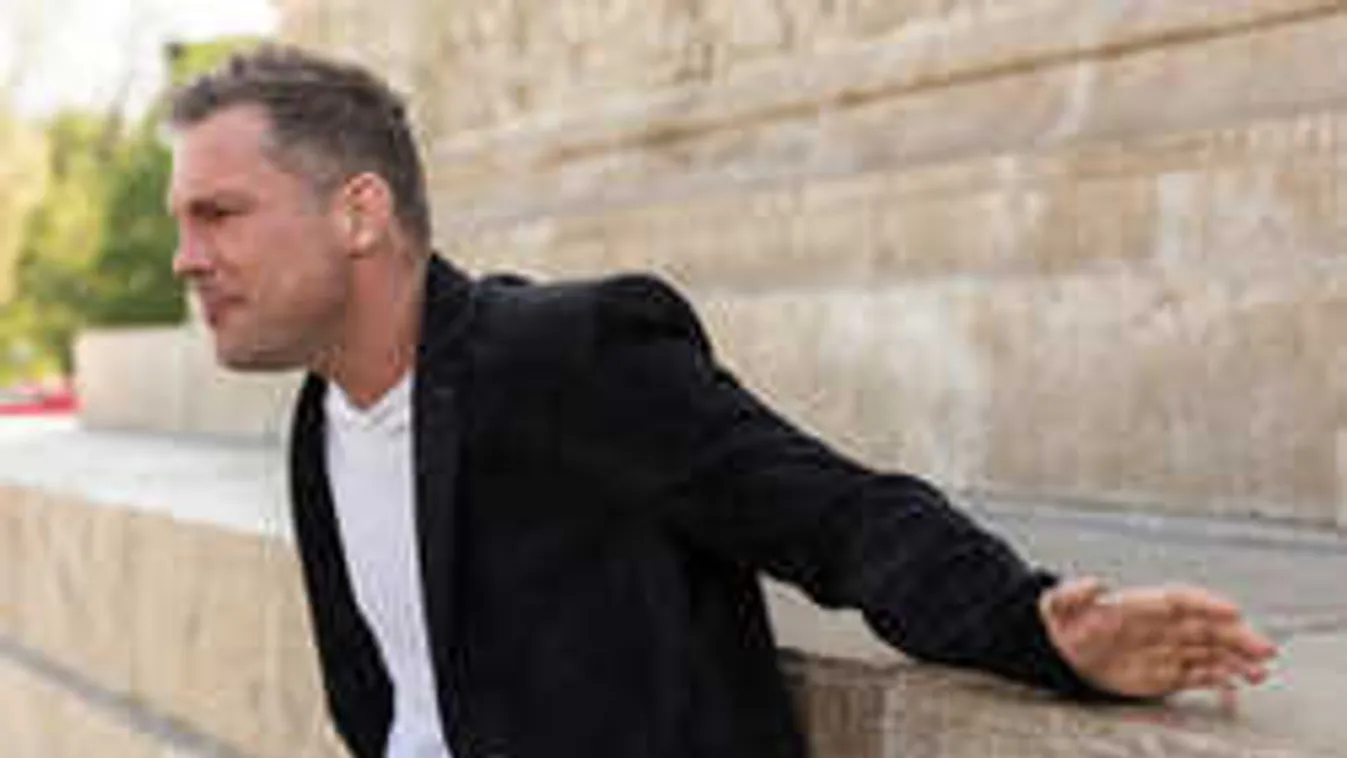 Hujber tovább  folytatja  vallási  ámokfutását