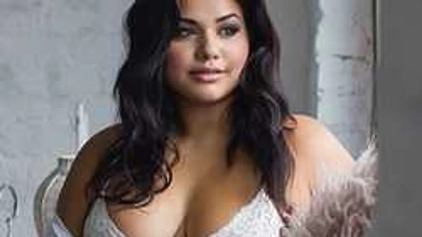 Anyaszült meztelenre vetkőzött a brutálisan szexi magyar ducimodell