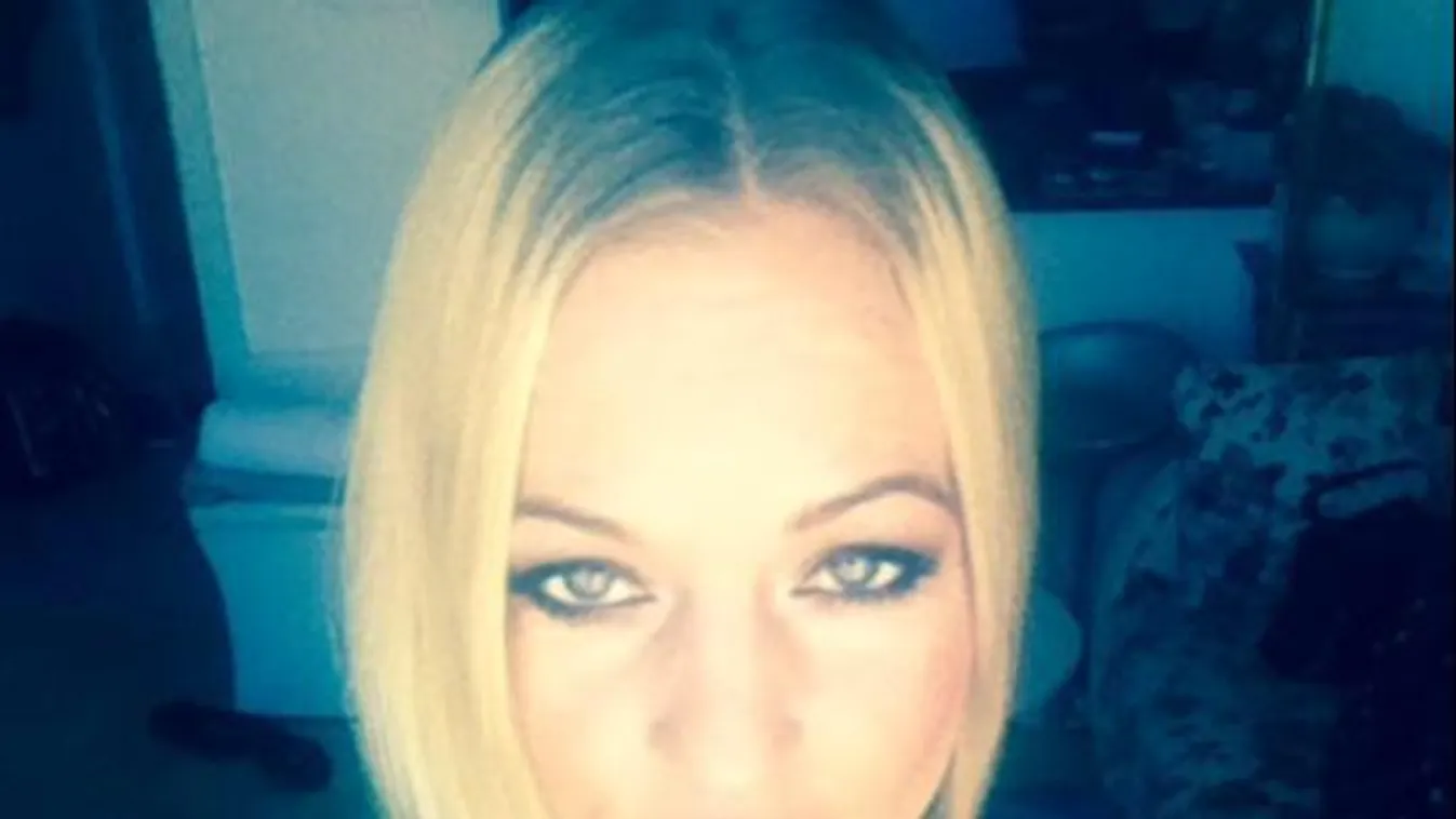 Dúl a szerelem: Romantikus fotót posztolt a csinos magyar énekesnő