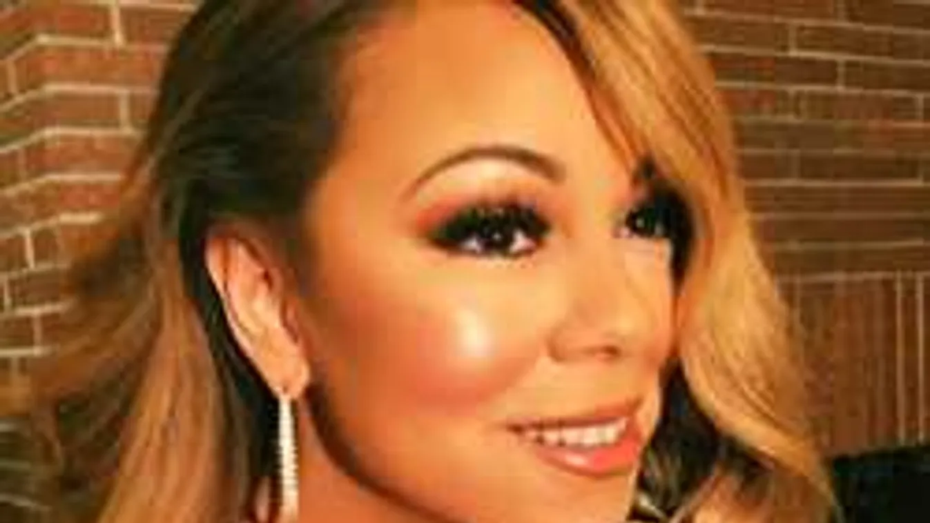 Óriásmellével hergeli a cápákat a 47 éves sztáranyuka